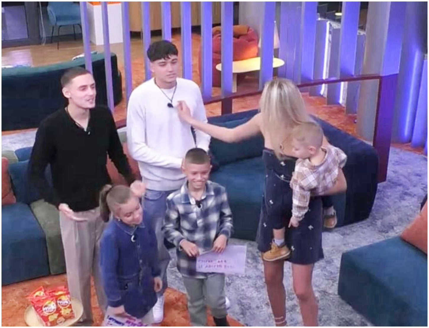 Grande Fratello, sorprendente messaggio da casa per Giulia durante la diretta del programma