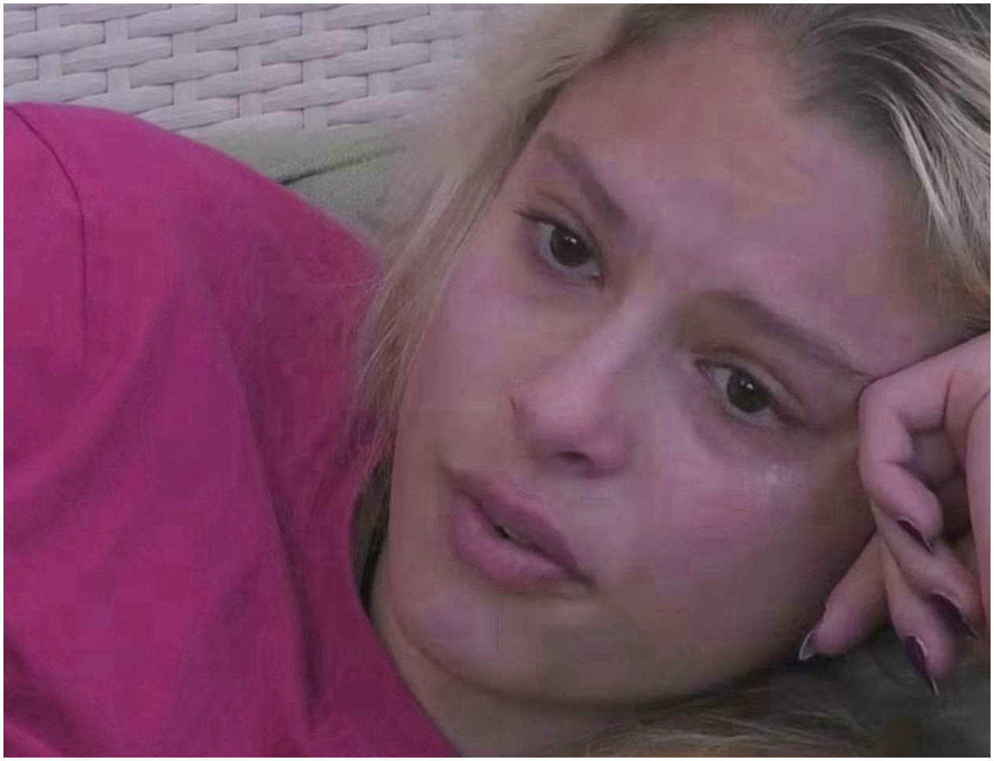 Grande Fratello, preoccupazione per Giulia dopo un nuovo malore che la spinge a voler ritirarsi