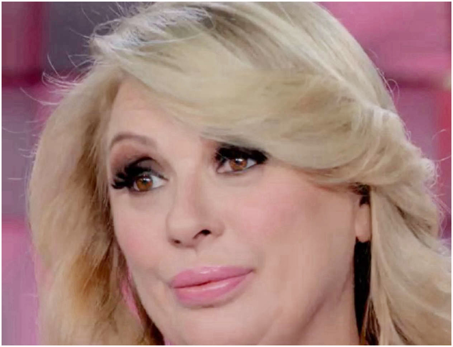 Il cambiamento del corpo: Tina Cipollari celebra i 60 anni con entusiasmo in tv