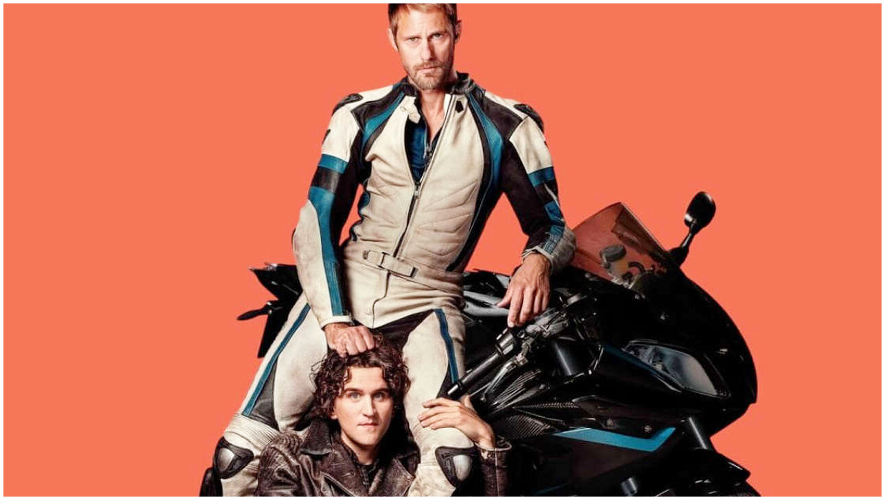 Pillion amore senza freni, la recensione del film con Harry Melling e Alexander Skarsgård