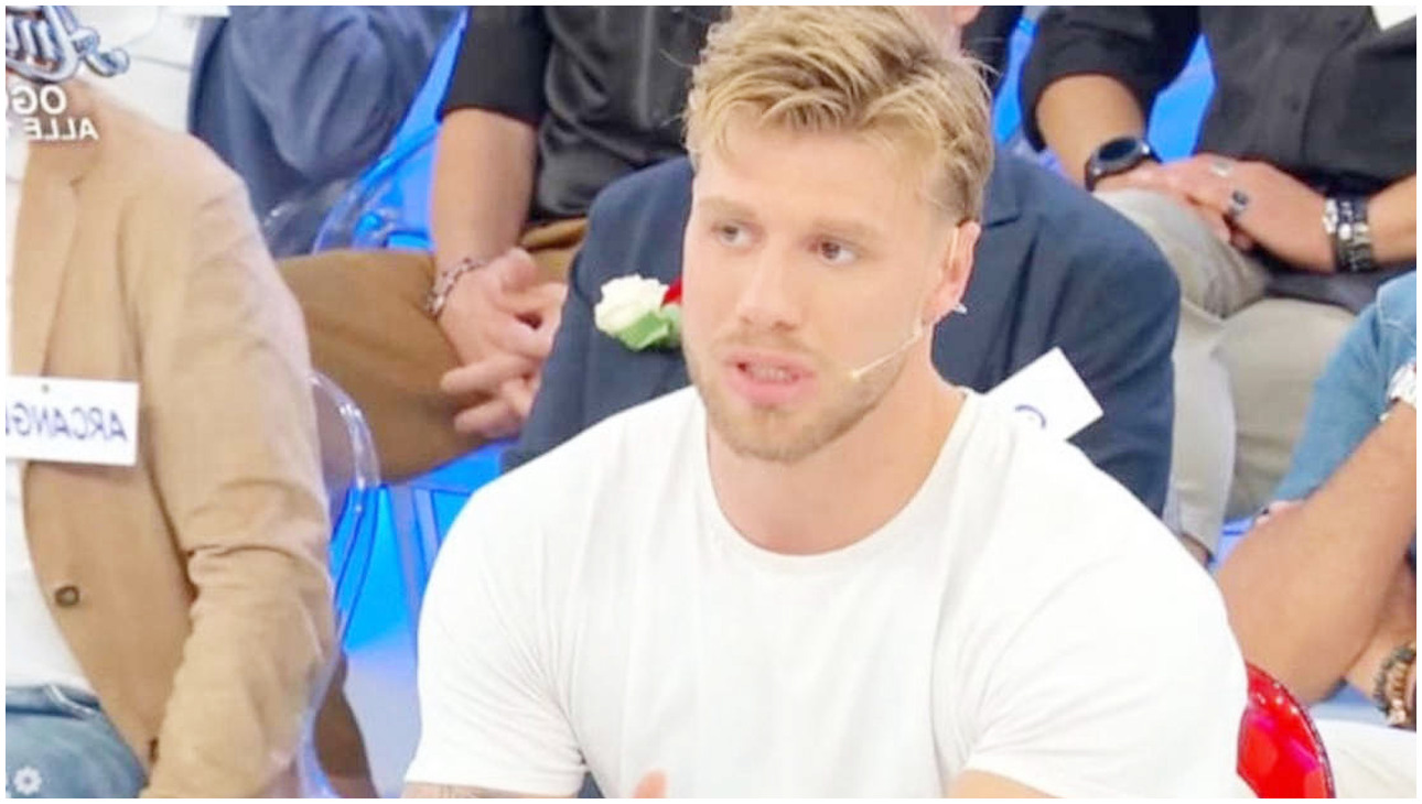 Uomini e Donne: Ciro incontra le corteggiatrici, Sara bacia Marco e fa scendere nuovi ragazzi