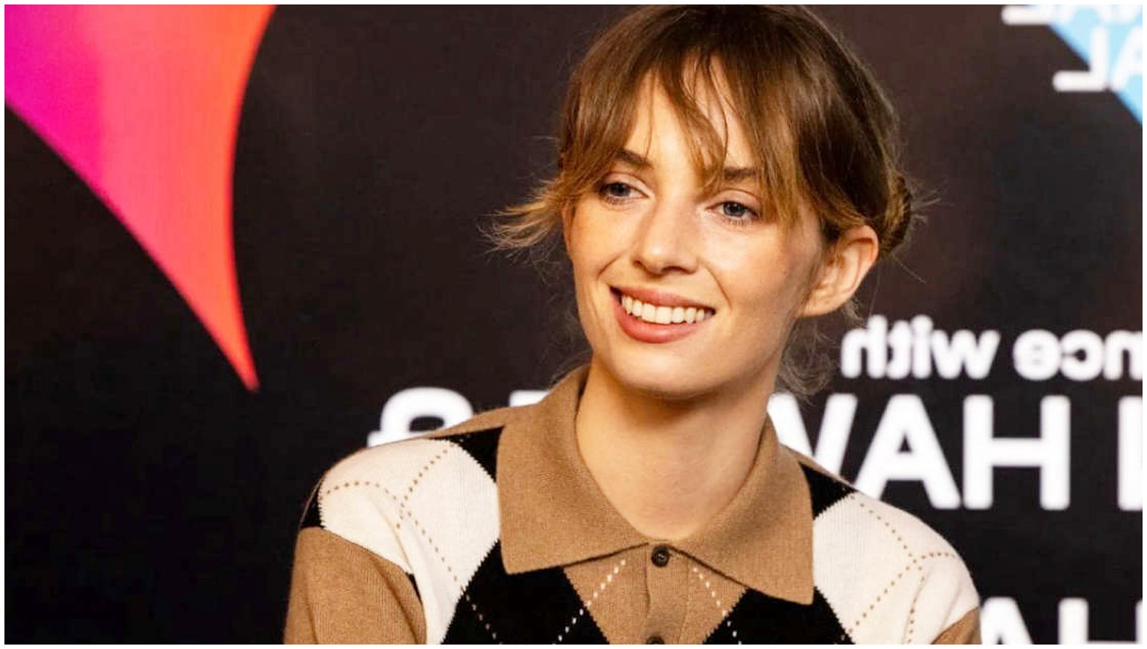 Maya Hawke svela il consiglio ironico di Uma Thurman per lavorare con Quentin Tarantino