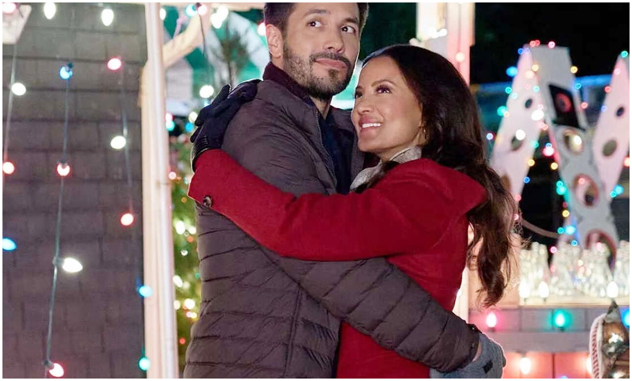 Sotto le luci di Natale, la recensione del film Netflix che celebra l’atmosfera festiva