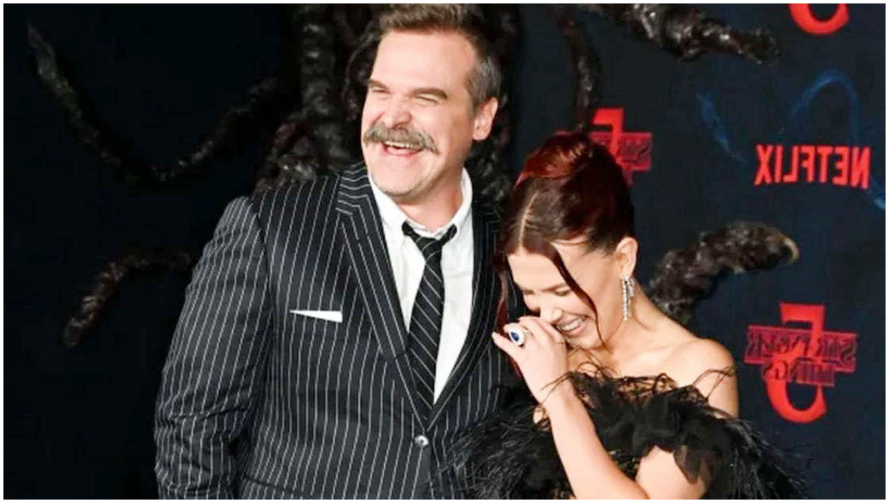 Stranger Things Day: Millie Bobby Brown e David Harbour al red carpet tra abbracci e risate
