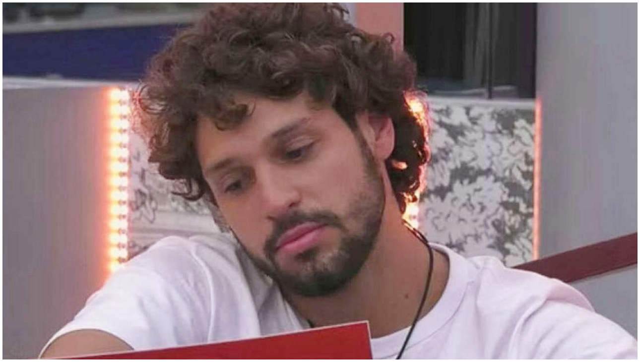 Grande Fratello, Mattia scopre in diretta la sua rottura e Carlotta smentisce poco dopo