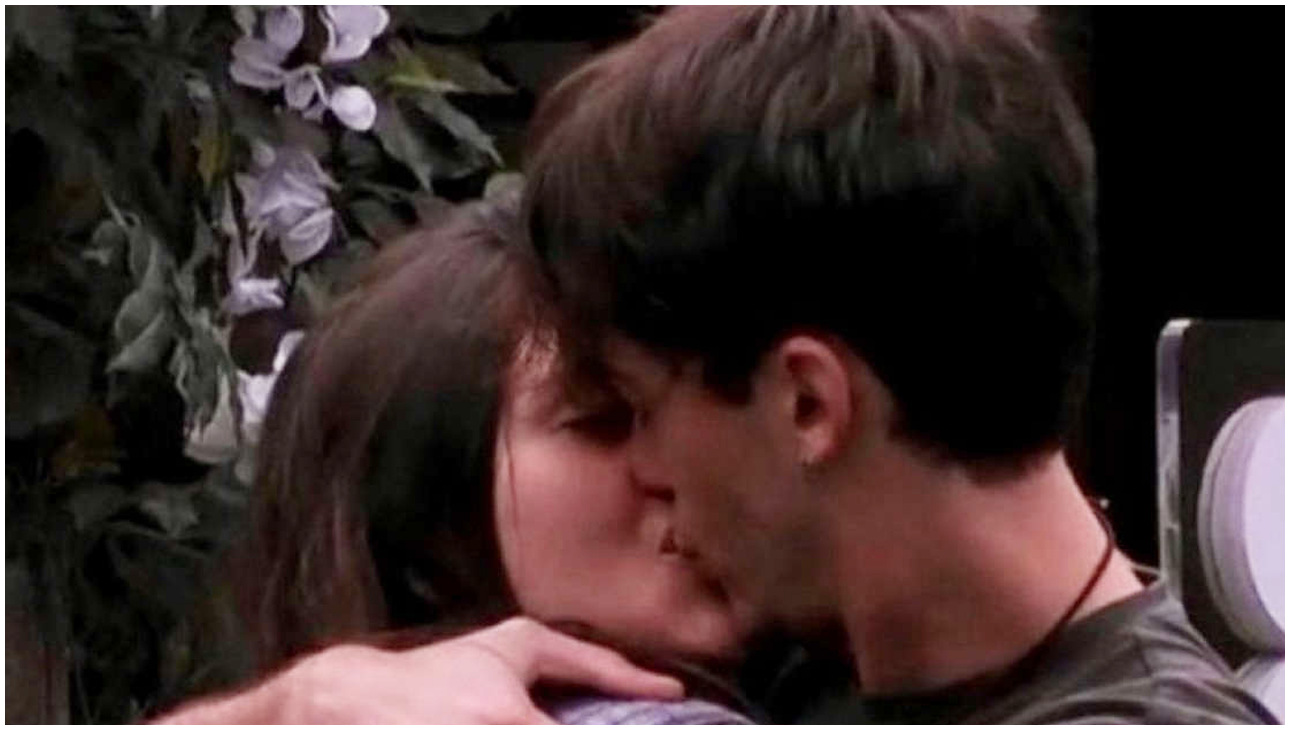 Grande Fratello, bacio tra Anita e Jonas dopo l’aereo dei fan e il commento ironico di Grazia