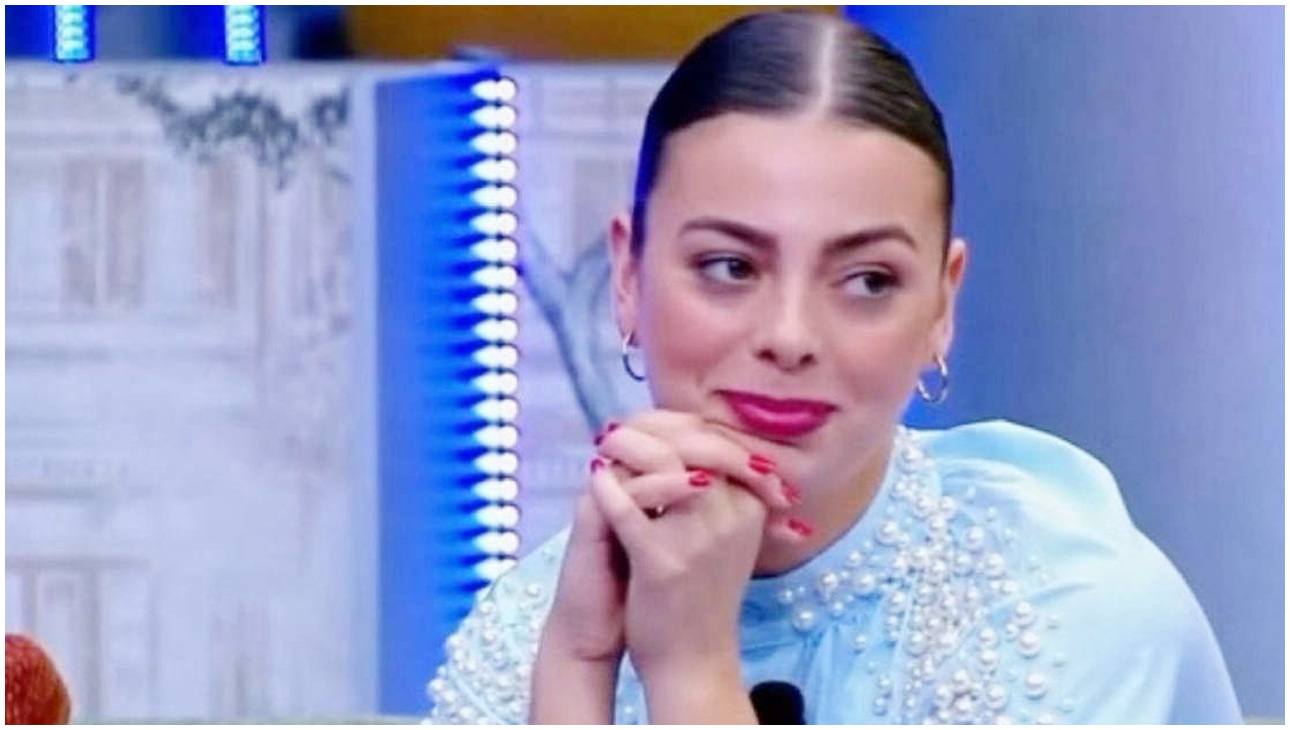 Grande Fratello, stasera entra la madre di Benedetta e una busta rossa sorprende i concorrenti