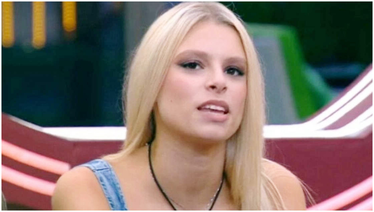 Grande Fratello, Giulia Soponariu soccorsa dai compagni dopo un malore e chiede di andare via