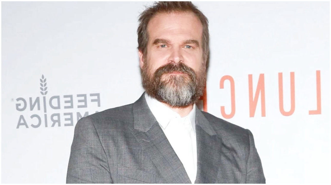 Stranger Things, David Harbour si trasforma per il ruolo in Evil Genius: la sua nuova sfida