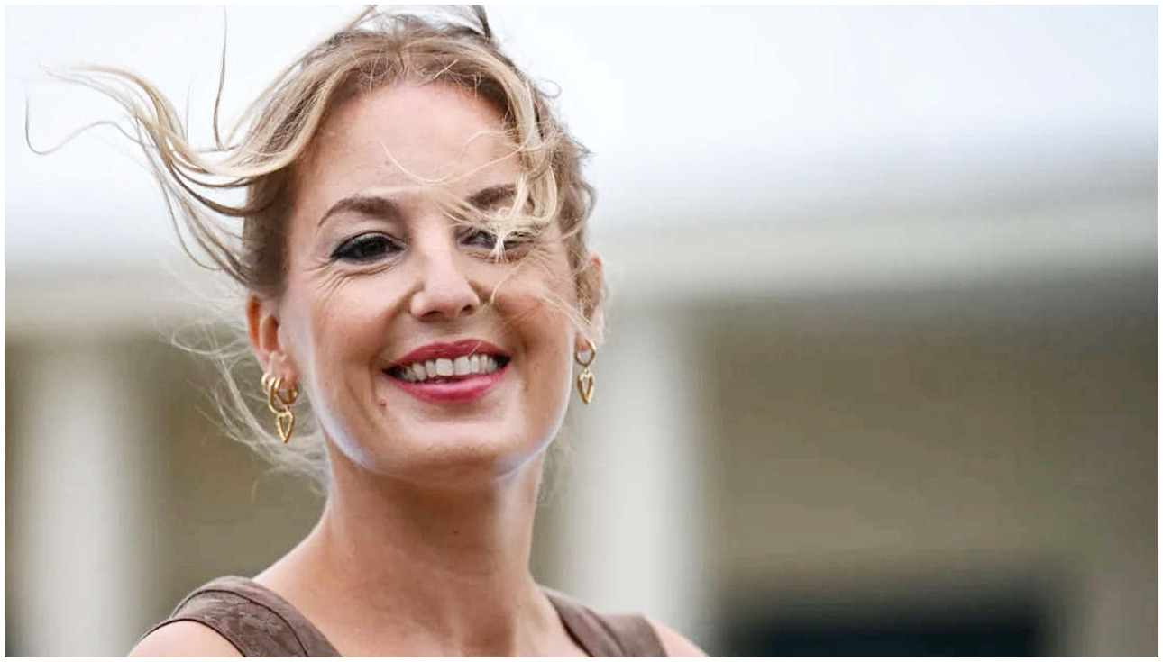 Una ragazza brillante esplora il confine tra bellezza e dipendenza emotiva nella sua vita