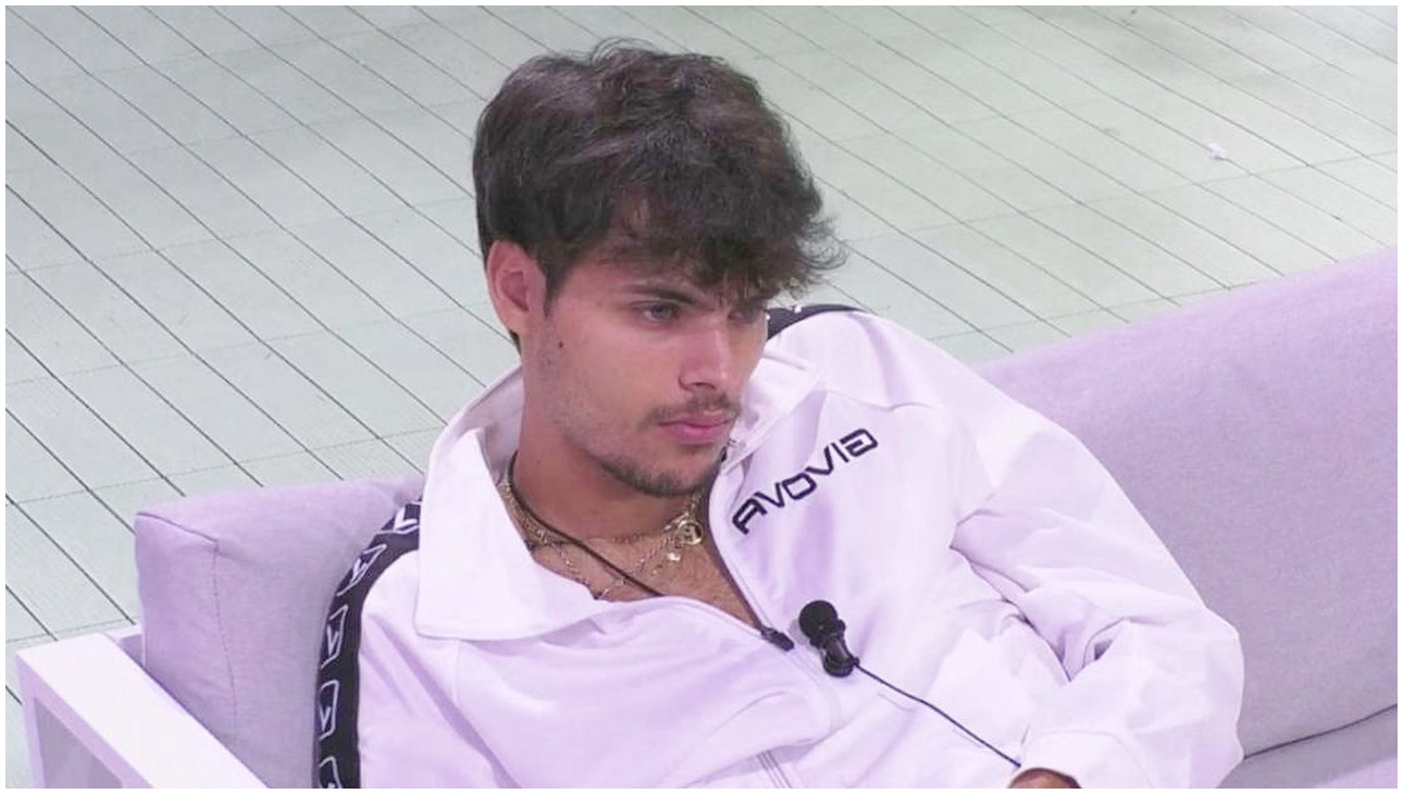 Grande Fratello, Simone accusa il gruppo di ipocrisia per non aver nominato Donatella