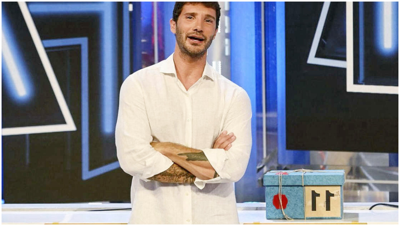 Affari Tuoi salta due puntate mentre De Martino lascia Rai 1 per la nazionale di calcio