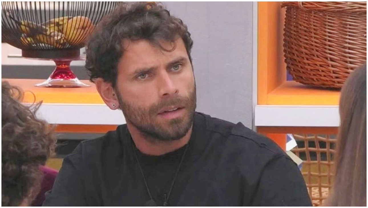 Grande Fratello, Domenico minaccia di rompere il vetro e chiede di non parlare di Valentina