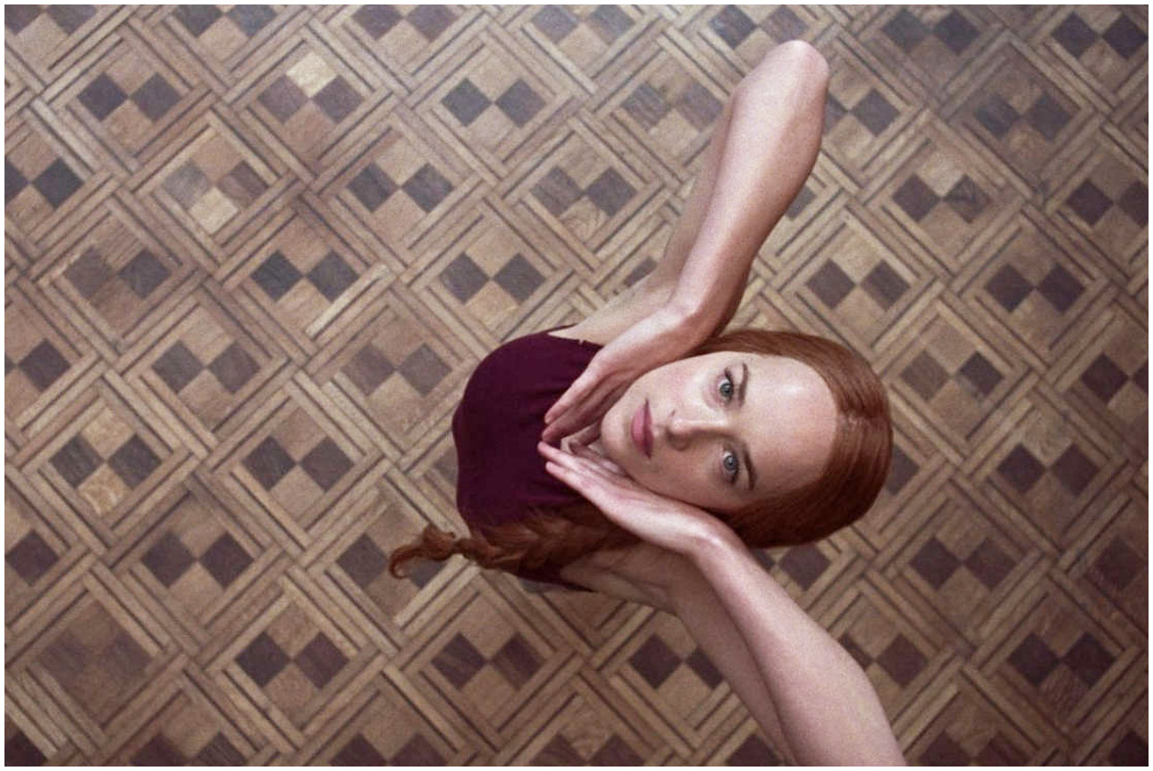 Bugonia, Dakota Johnson provoca Lanthimos durante un’intervista sul talento delle attrici