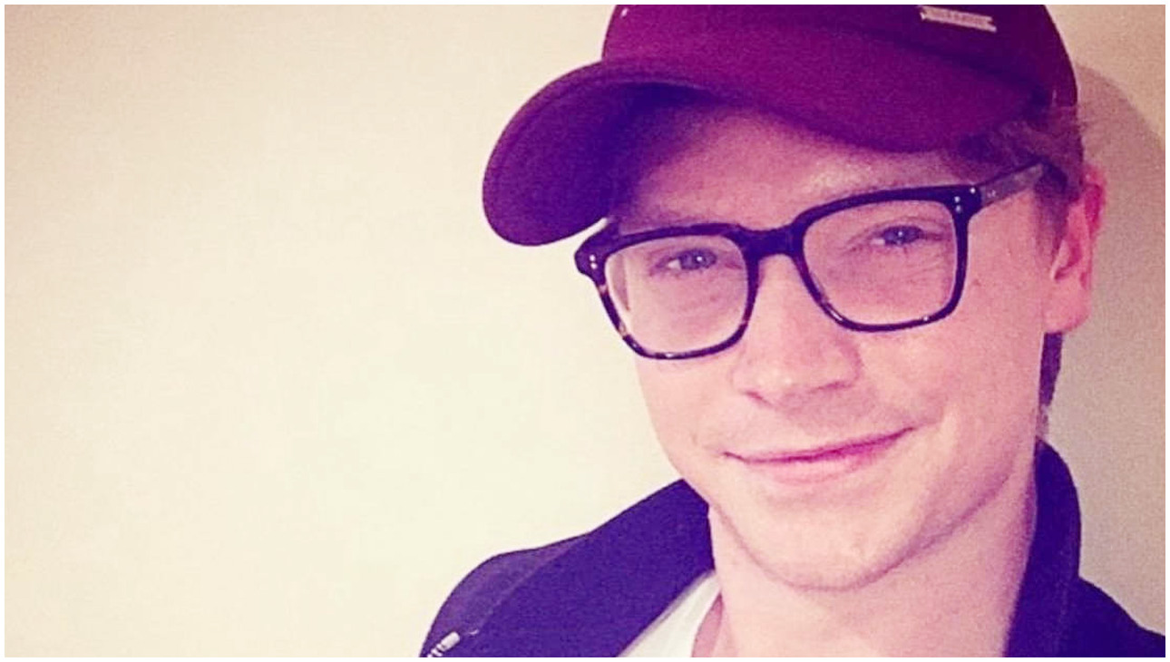 Calum Worthy lancia un’app di intelligenza artificiale per conversare con i defunti, polemiche sui social