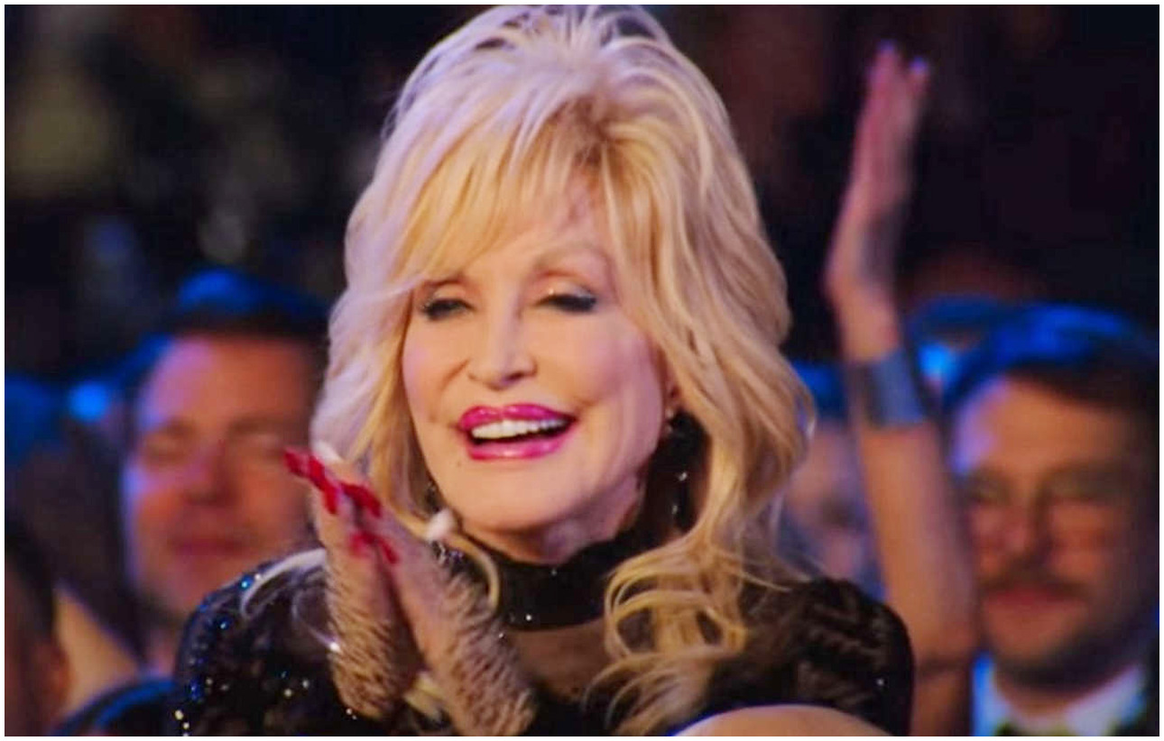 Dolly Parton riceve il primo Oscar umanitario ai Governors Awards con un messaggio toccante