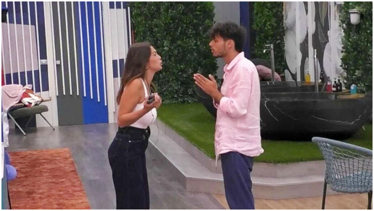 Grande Fratello, Halloween movimentato con Simone ubriaco che ribalta un tavolo e confessa ad Anita Grande Fratello, Halloween movimentato con Simone ubriaco che ribalta un tavolo e confessa ad Anita