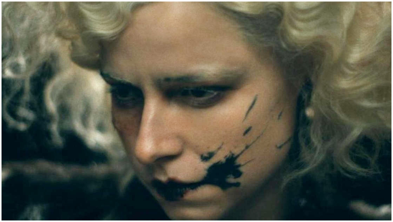 La Sposa! La metamorfosi della protagonista in un’immagine: mostri protagonisti della storia