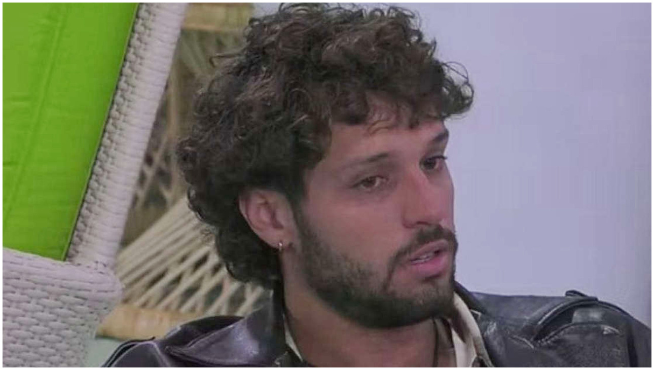 Grande Fratello, tensione tra Mattia e Grazia: lui si protegge con i tappi per le orecchie