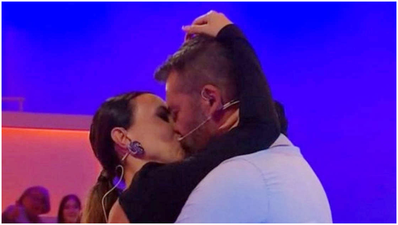 Uomini e Donne: Agnese bacia Roberto mentre Federico Mastrostefano osserva senza reagire