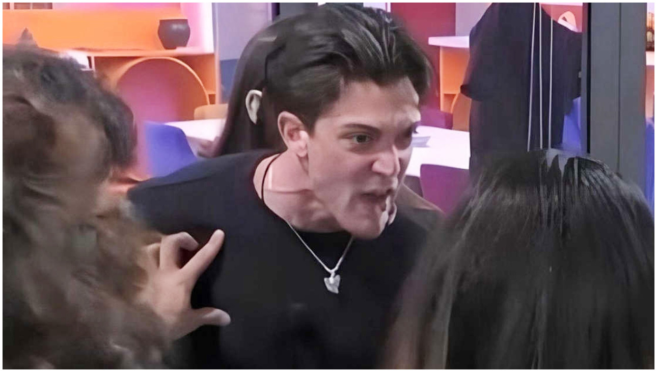 Grande Fratello, Omer provoca abbassandosi i pantaloni: Jonas si arrabbia, Simone reagisce