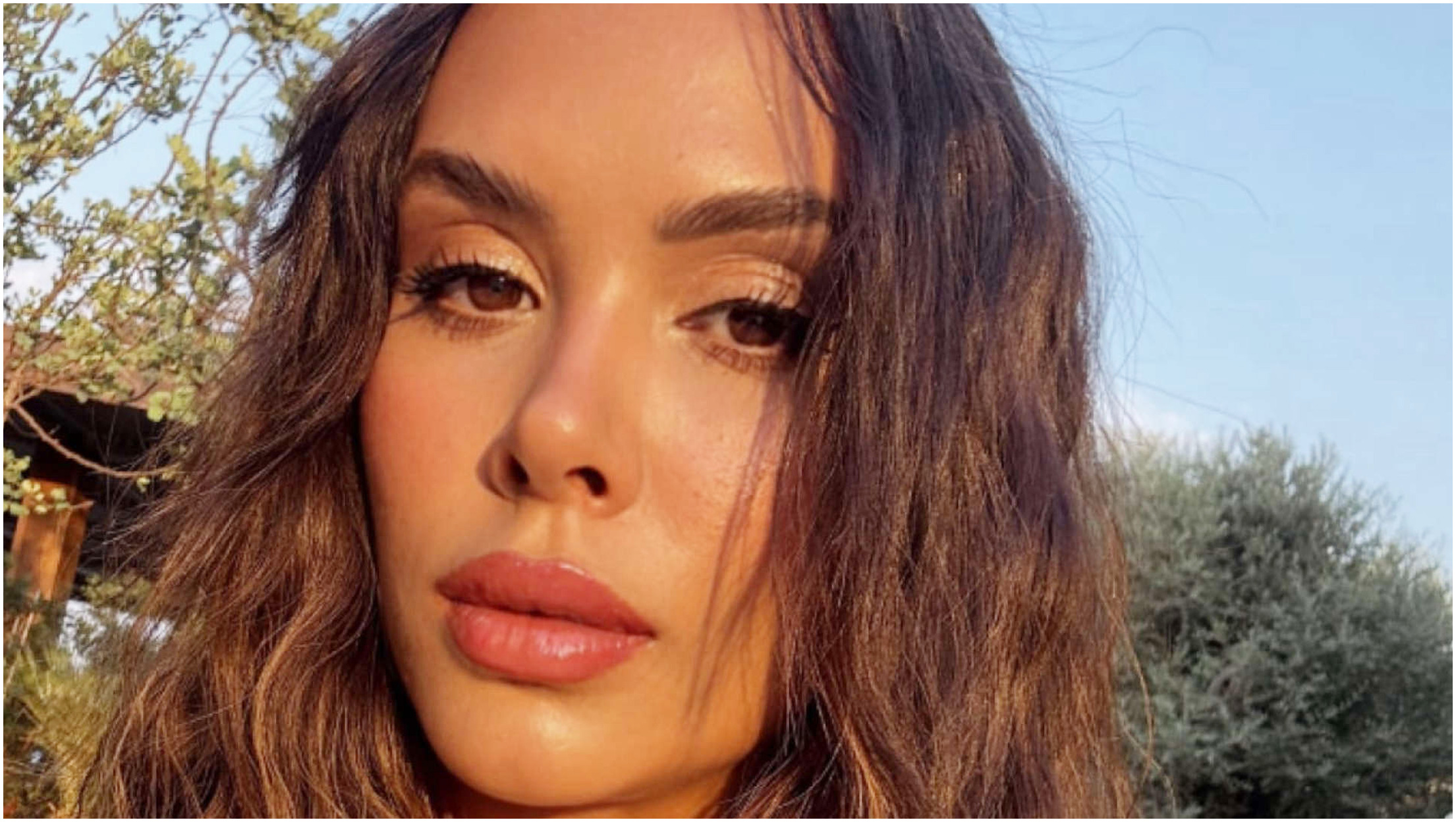 Aysegul Cinar: Scopri il Fascino Misterioso della Graziosa Lila di Forbidden Fruit