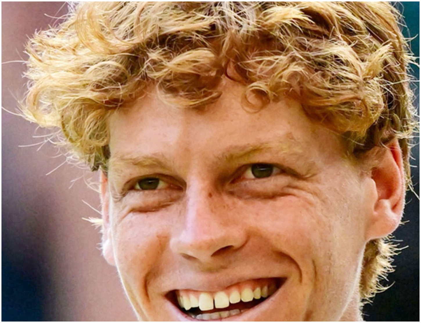 Jannik Sinner e il suo gatto Jaki: una generosa donazione milionaria a favore della comunità