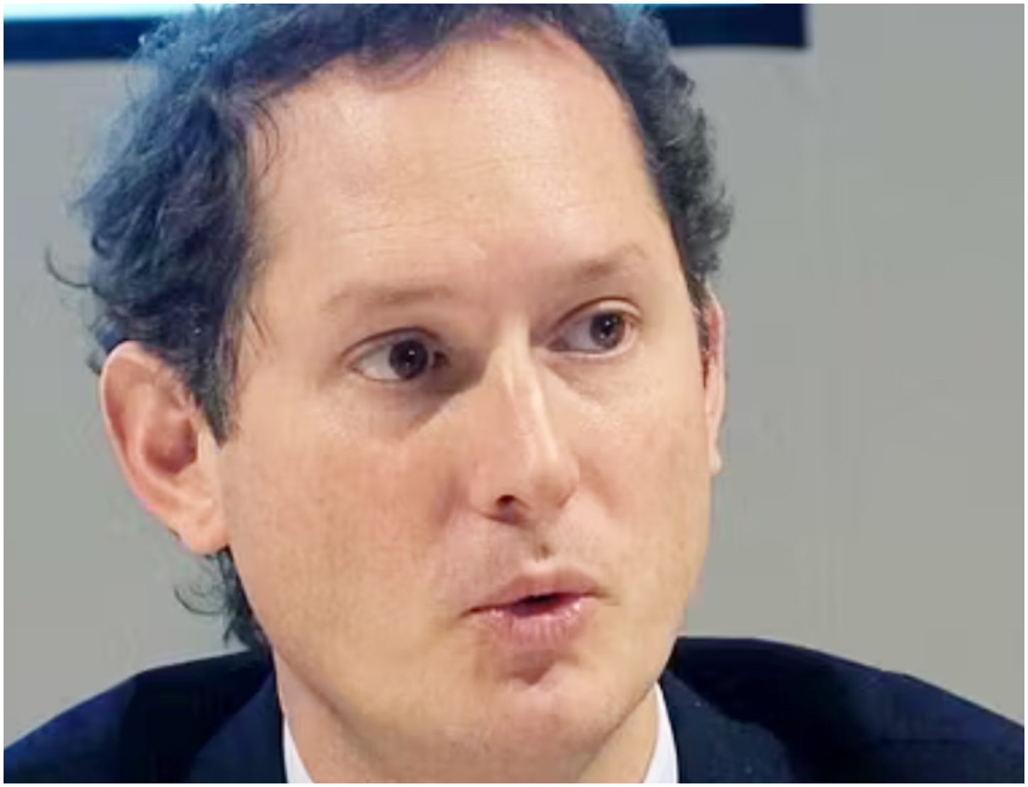 John Elkann in contenzioso per l’eredità Agnelli mentre Lewis Hamilton critica la situazione attuale