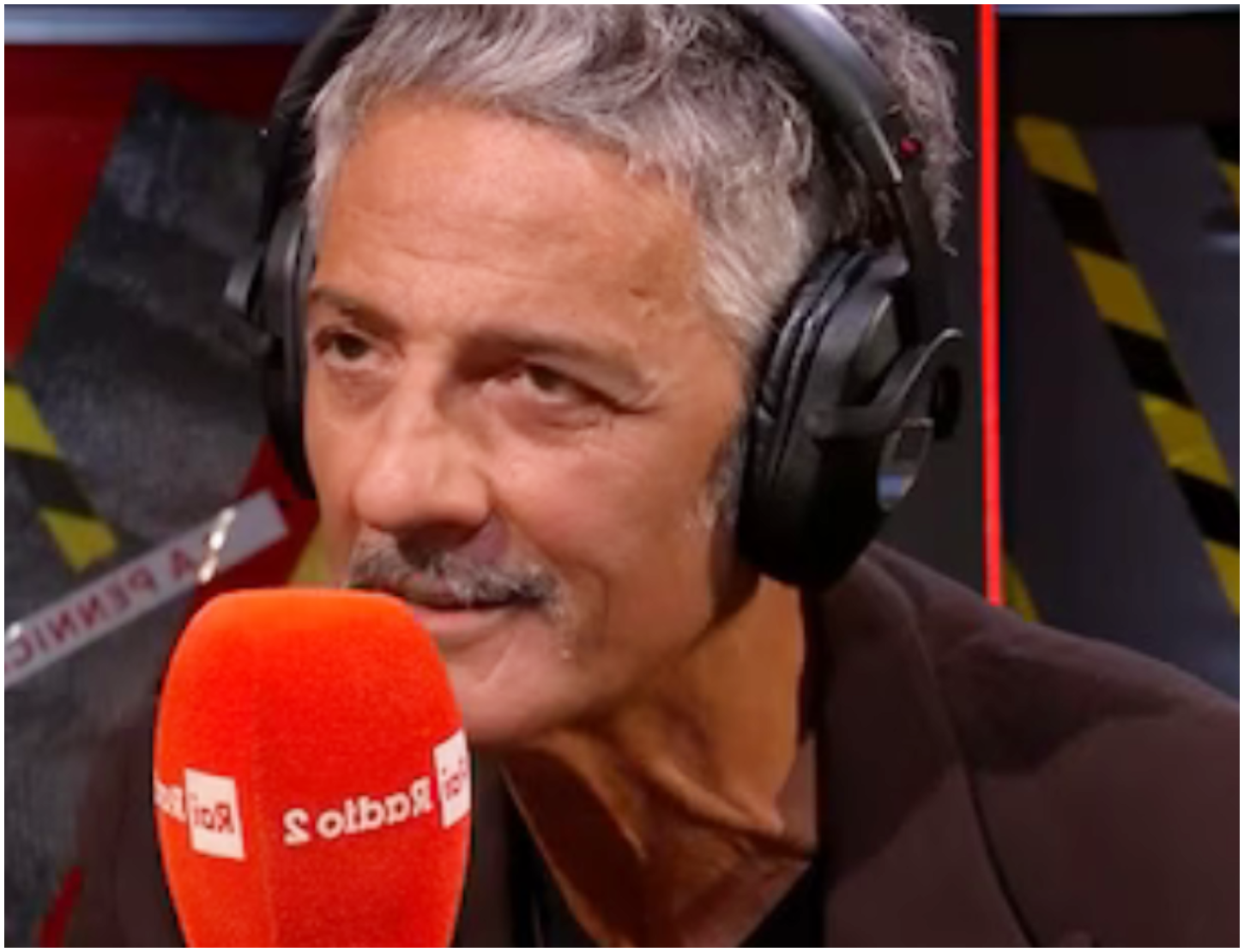 Fiorello lancia una frecciatina a Carlo Conti parlando del suo nuovo tatuaggio sorprendente.