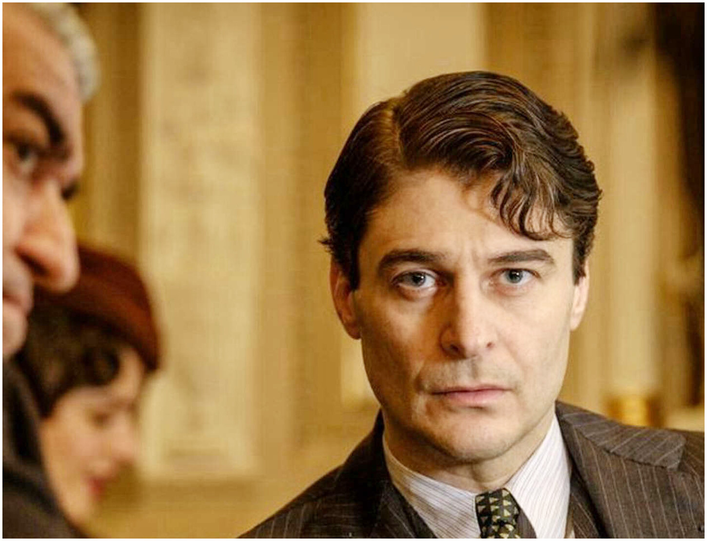 Lino Guanciale svela le novità della terza stagione: il commissario Ricciardi scopre il sorriso