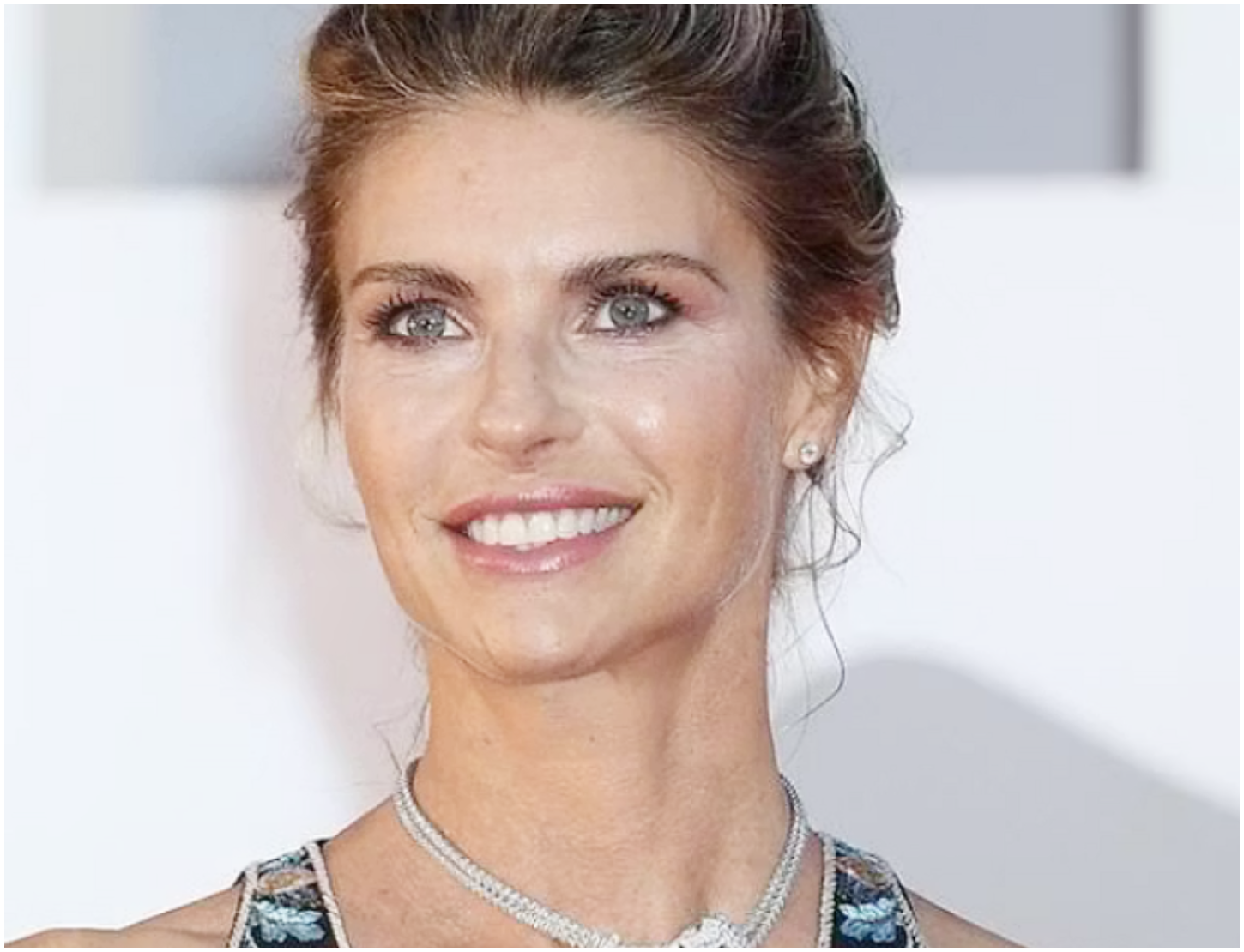 Martina Colombari racconta il suo amore passato con Tomba e la crescita del figlio oggi adolescente.