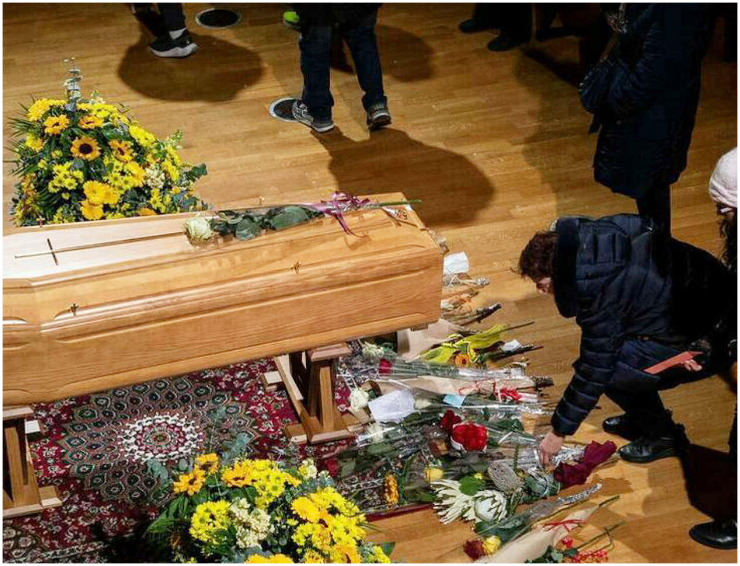 Ornella Vanoni, il funerale sobrio con una semplice bara e una rosa bianca: il significato profondo