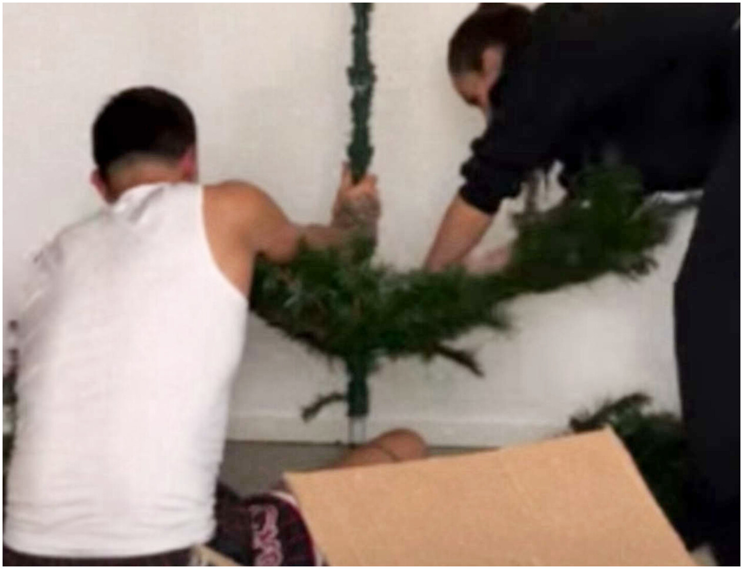 Paola Di Benedetto e Raoul Bellanova si dedicano all’allestimento della casa per le festività natalizie