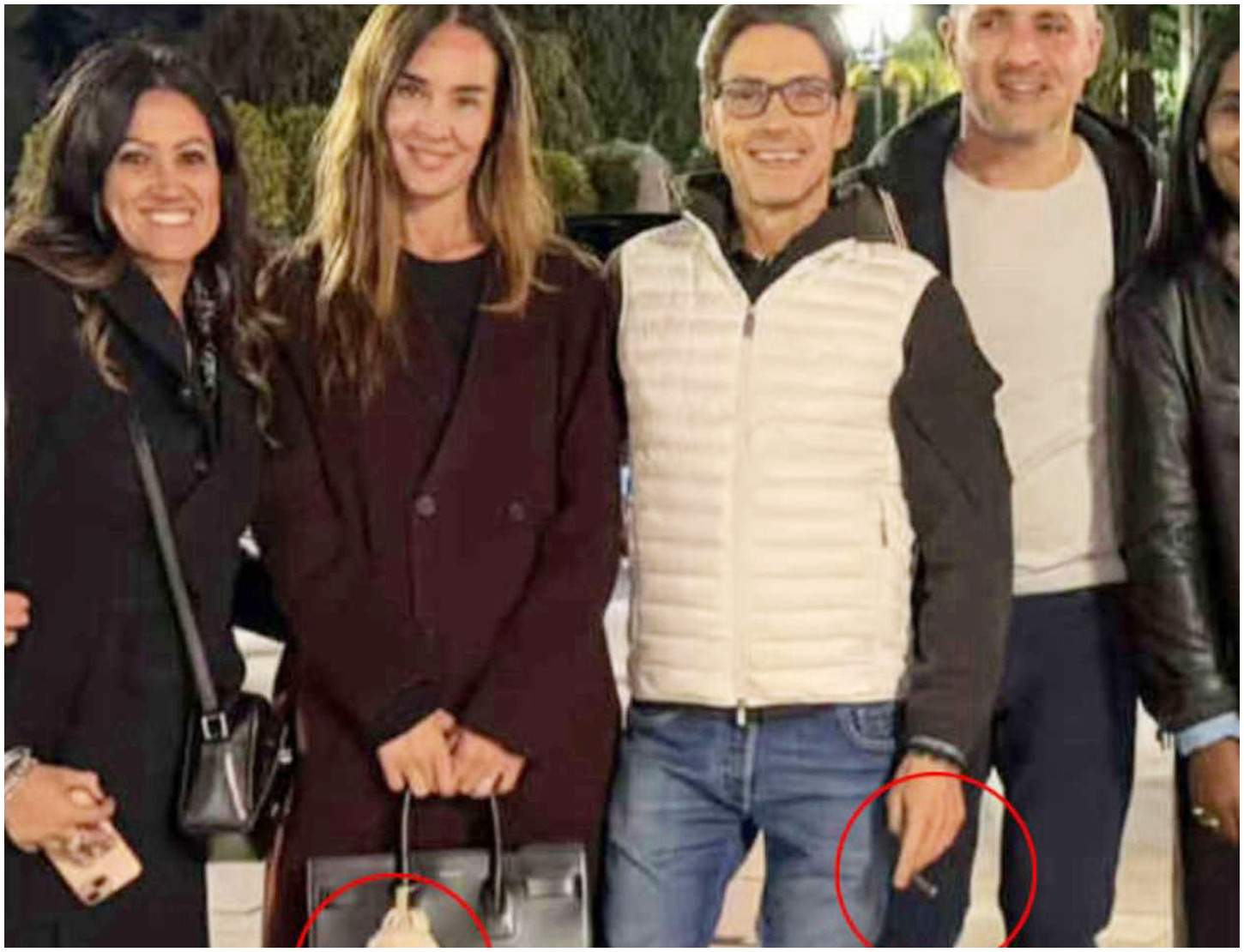 Pier Silvio e Toffanin bloccati in strada: il labubu, il sigaro e le scarpe di colori diversi