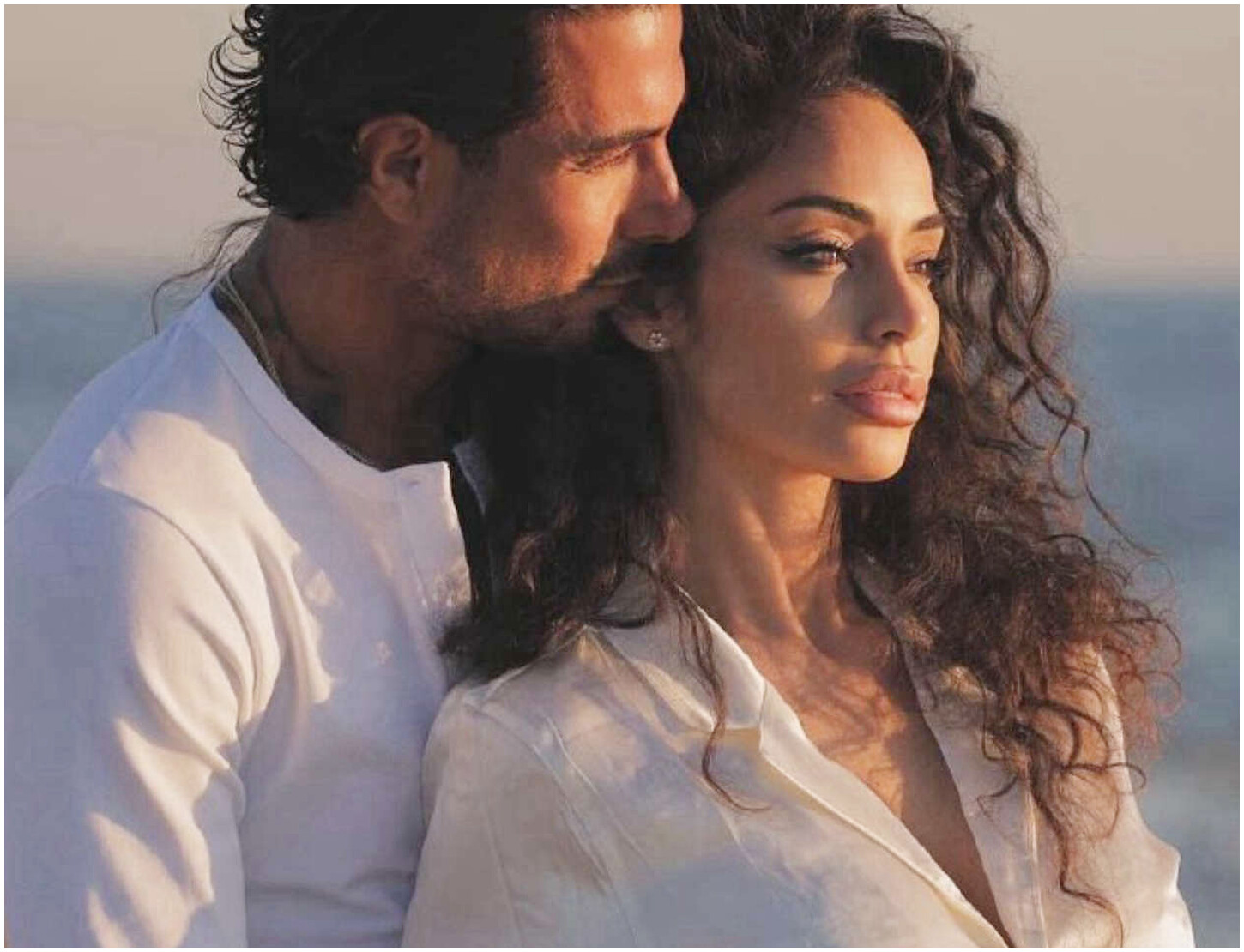 Raffaella Fico posa per la prima volta col pancione di 5 mesi insieme ad Armando Izzo