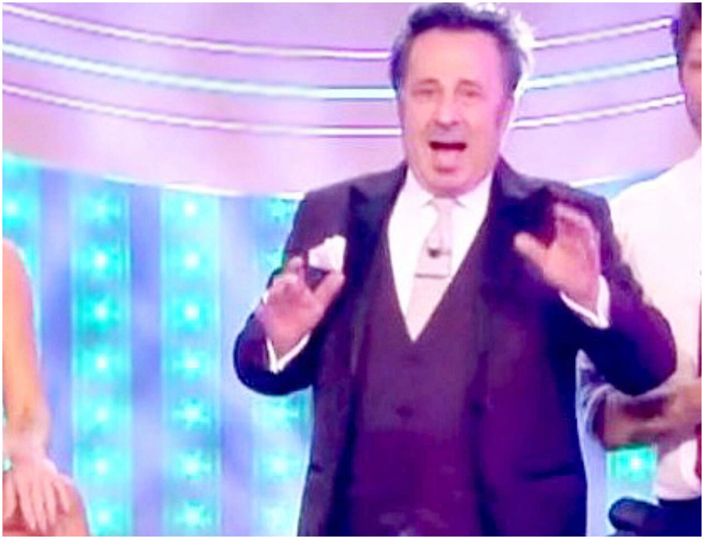 Belen Rodriguez in tv critica l’ex De Martino con una battuta sul passato e l’aspetto fisico