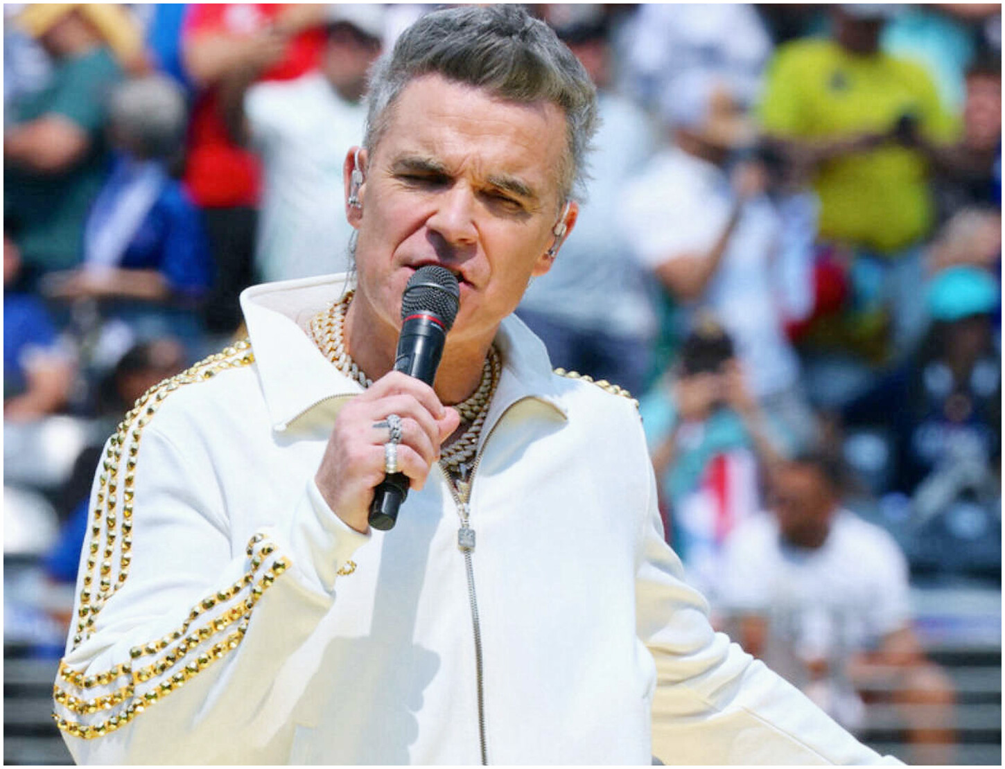 Robbie Williams denuncia problemi alla vista dovuti alle iniezioni di Mounjaro per dimagrire