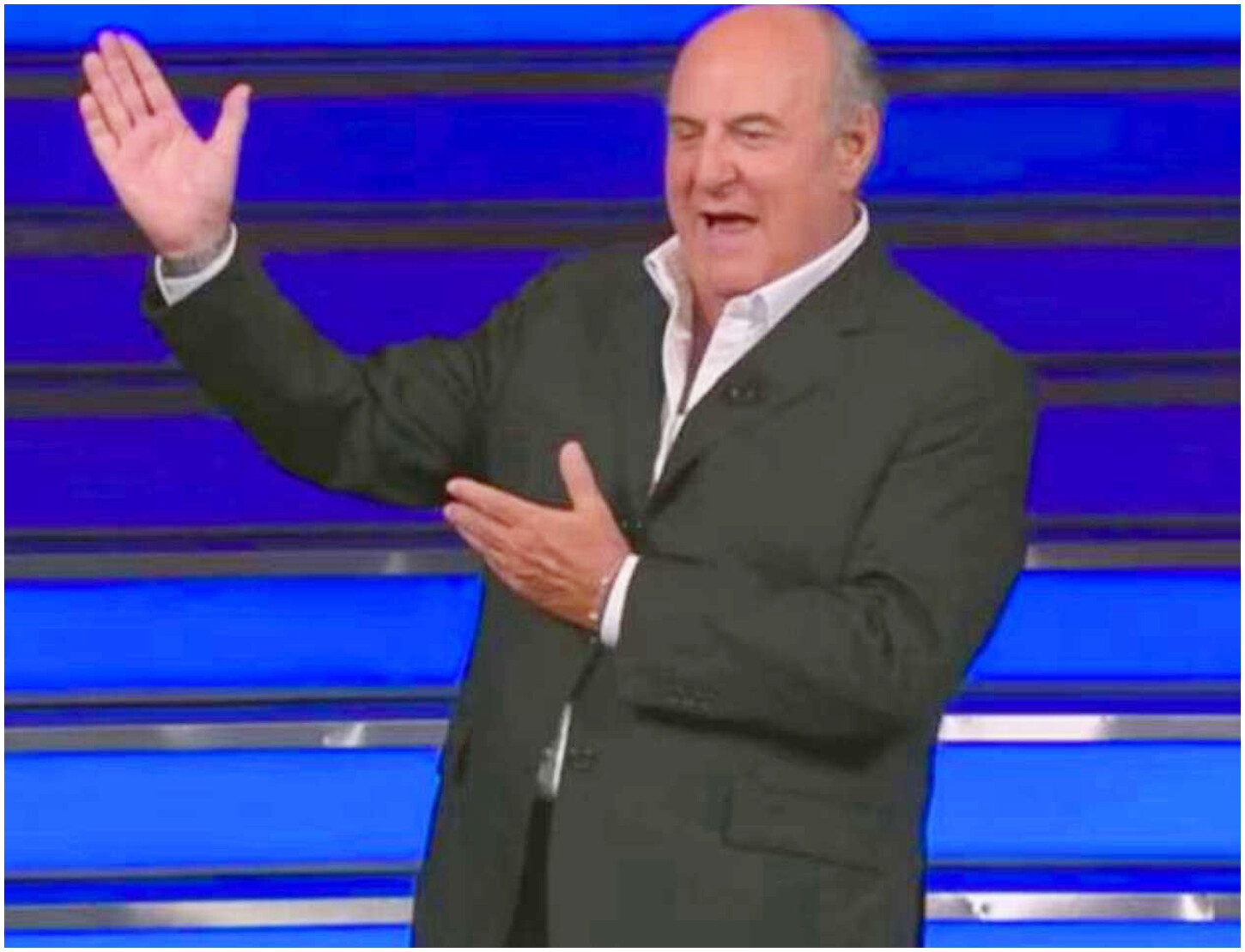 La ruota della fortuna regala 400mila euro, Scotti ironizza su Samira e il suo davanzale