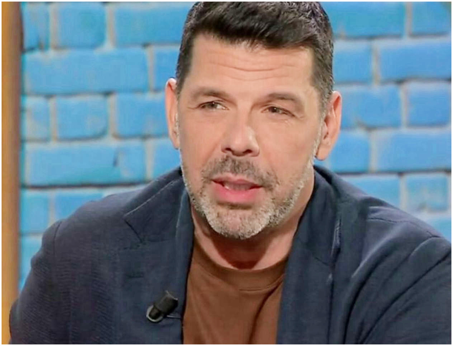 Salvo Sottile racconta la timidezza dell’infanzia e il legame con il nonno e un padre assente