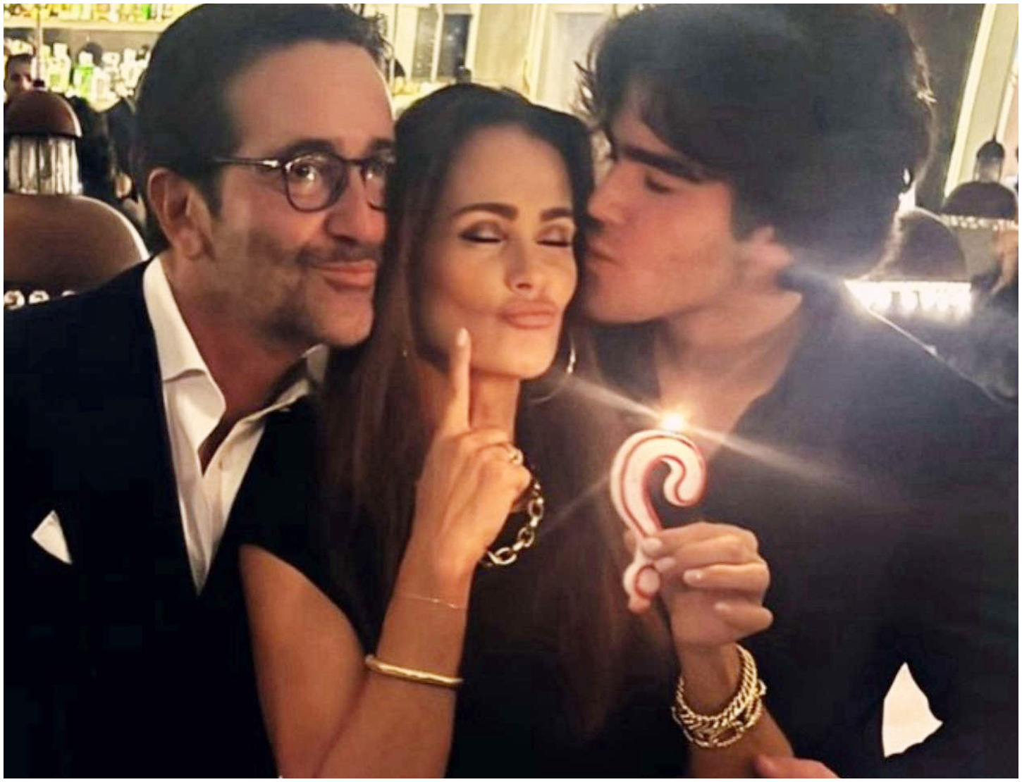 Samantha De Grenet compie 55 anni: marito e figlio le organizzano un festoso party a sorpresa