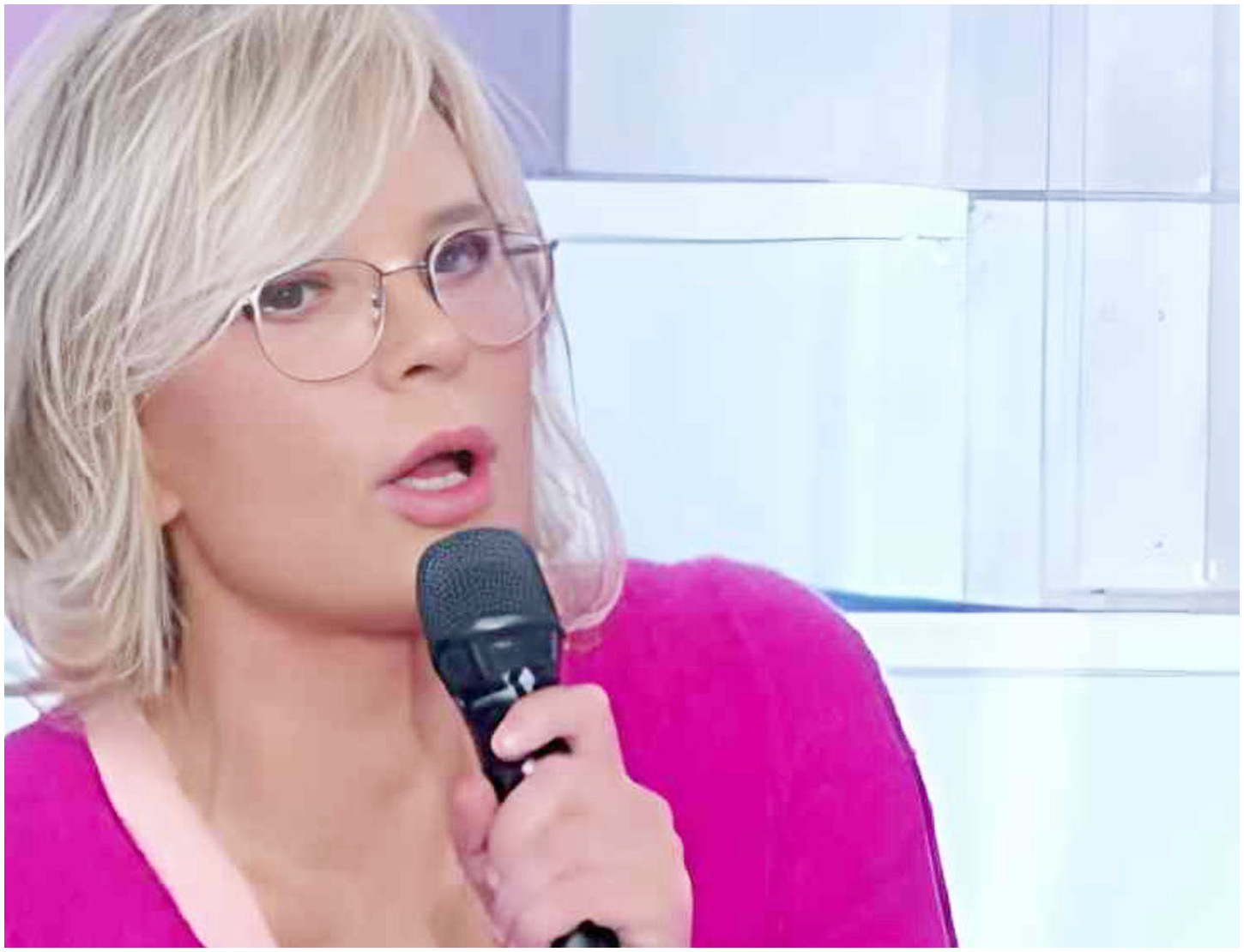 Uomini e Donne, tensione e misteri in studio: Maria De Filippi sorprende il pubblico dell’Over