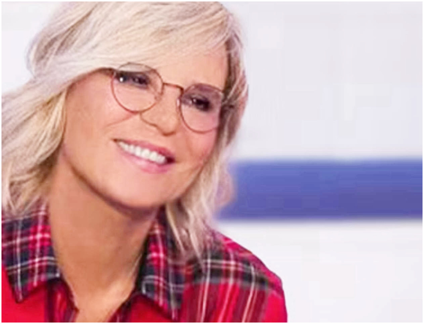 Uomini e Donne: tensioni tra troniste e una dama in crisi, Maria De Filippi interviene per chiarire