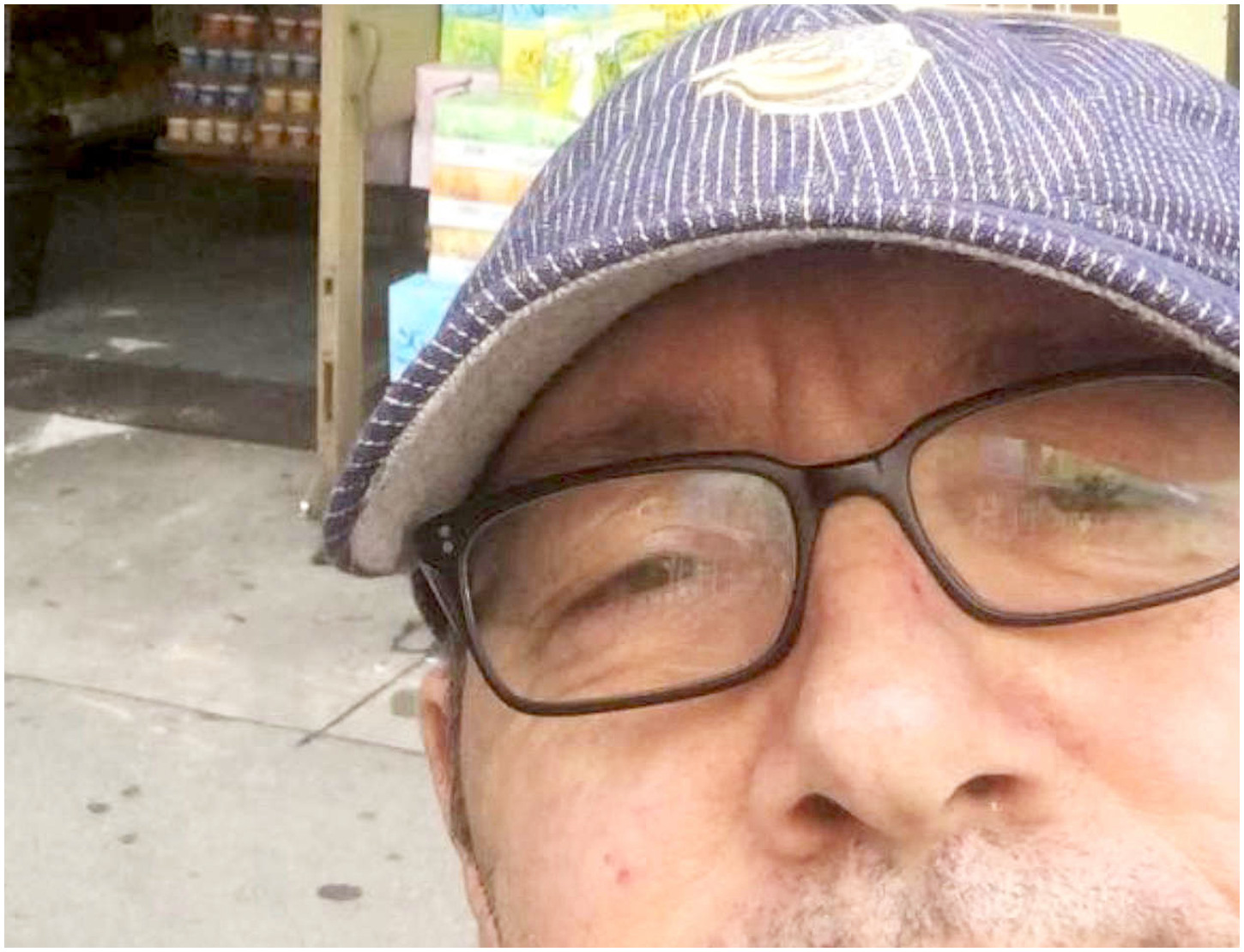 Kevin Spacey rivela di vivere in hotel e Airbnb, svelando la sua difficile situazione finanziaria