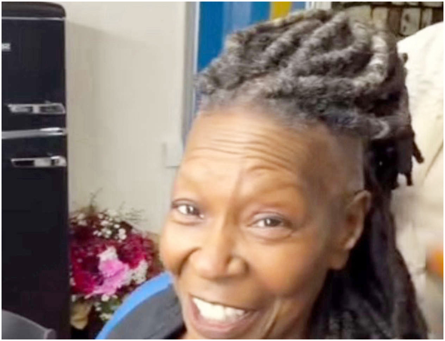 Whoopi Goldberg arriva a Napoli e sorprende i fan di Un posto al sole con un video dal camerino