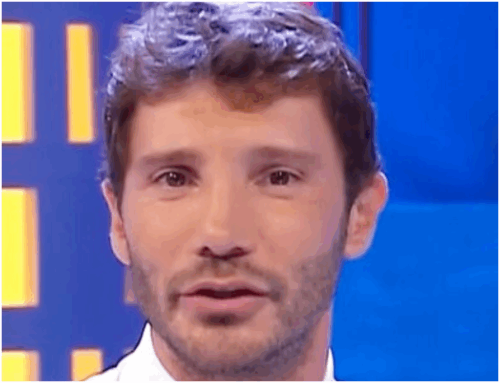 Affari Tuoi, De Martino conquista il pubblico con le feste e preoccupa Mediaset con i dati auditel.