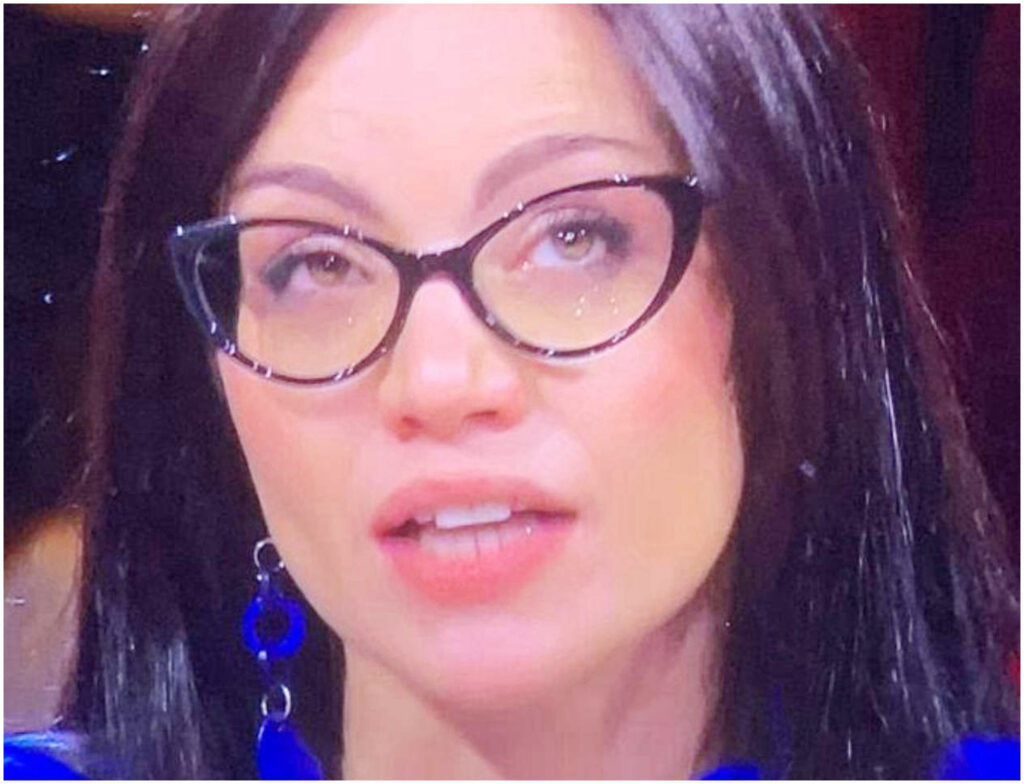 Affari tuoi diventa bollente, De Martino scherza mentre una vincita provoca lacrime emozionanti