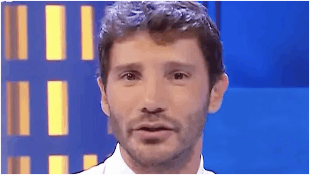 Affari Tuoi, il nuovo formato del programma e il ritorno di De Martino: cosa aspettarsi stasera