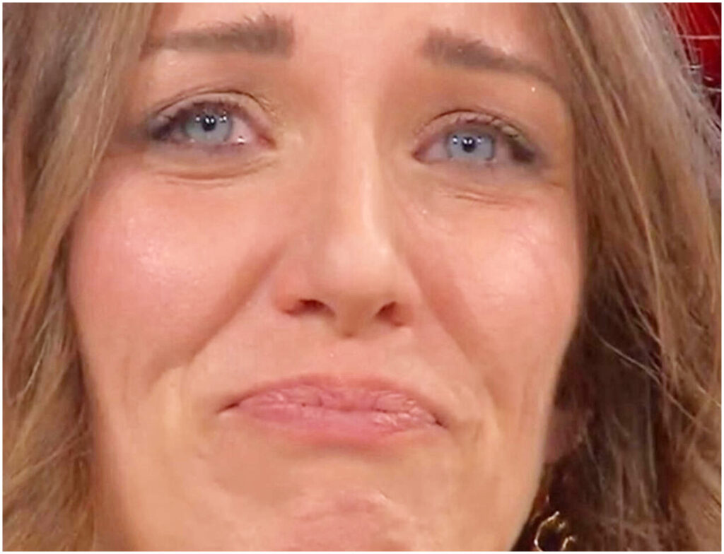 Affari Tuoi, la maxi-vincita di Natale genera emozioni tra commozione e polemiche nel programma di Emanuela