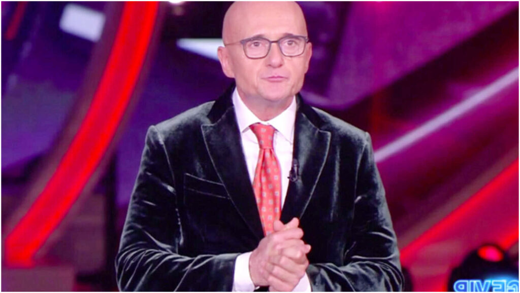 Alfonso Signorini annuncia la propria autosospensione dal ruolo di direttore su Mediaset