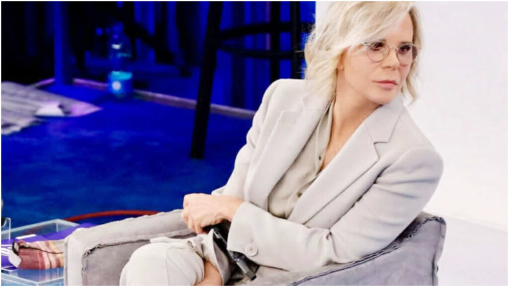 Amici, anticipazioni: ospiti speciali e nuove classifiche, con una maglia sospesa tra i protagonisti